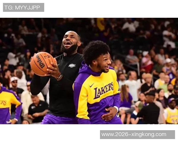 布朗尼单臂劈扣震撼全场詹姆斯感慨上空气与众不同